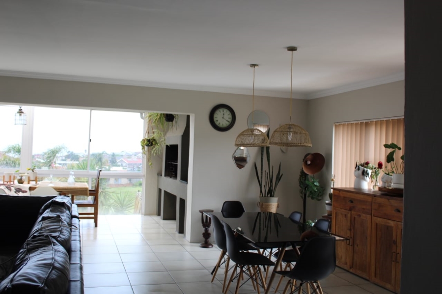 5 Bedroom Property for Sale in Wavecrest Eastern Cape